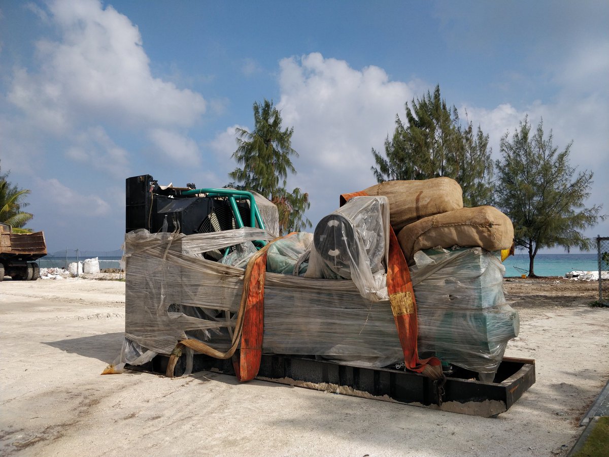 ManadhooFNK's tweet photo. މެދުކެނޑުމެއްނެތި ކަރަންޓުގެ ޚިދުމަތް ފޯރުކޮށްދިނުމަށް ފެނަކައިން ކުރަމުންދާ މަސައްކަތުގެ ތެރެއިން ނ.މަނަދޫ ކަރަންޓުގެ ހާލަތު އިތުރަށް ރަނގަޅުކުރުމަށްޓަކާ ގެނެވުނު 800ކވ ޖެންސެޓް  މަނަދޫ ބްރާންޗައް ގެންދިޔުން.
#ޓީމްފެނަކަ
#ފެނަކަމަނަދޫ https://t.co/2Cj7pYOSiL