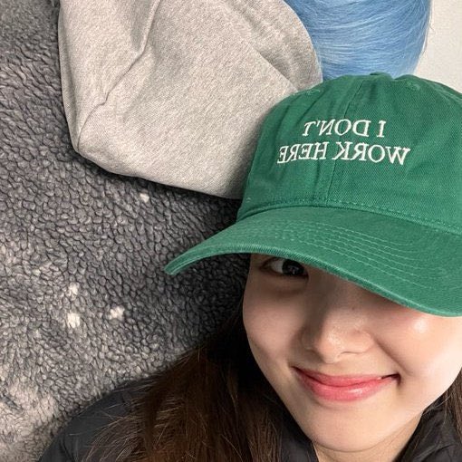 Jeongyeon queriéndonos confundir para no revelar de que color se tiñó  y bueno después tenemos a Nayeon spoileando el color y encima subiendonos fotito 🥴