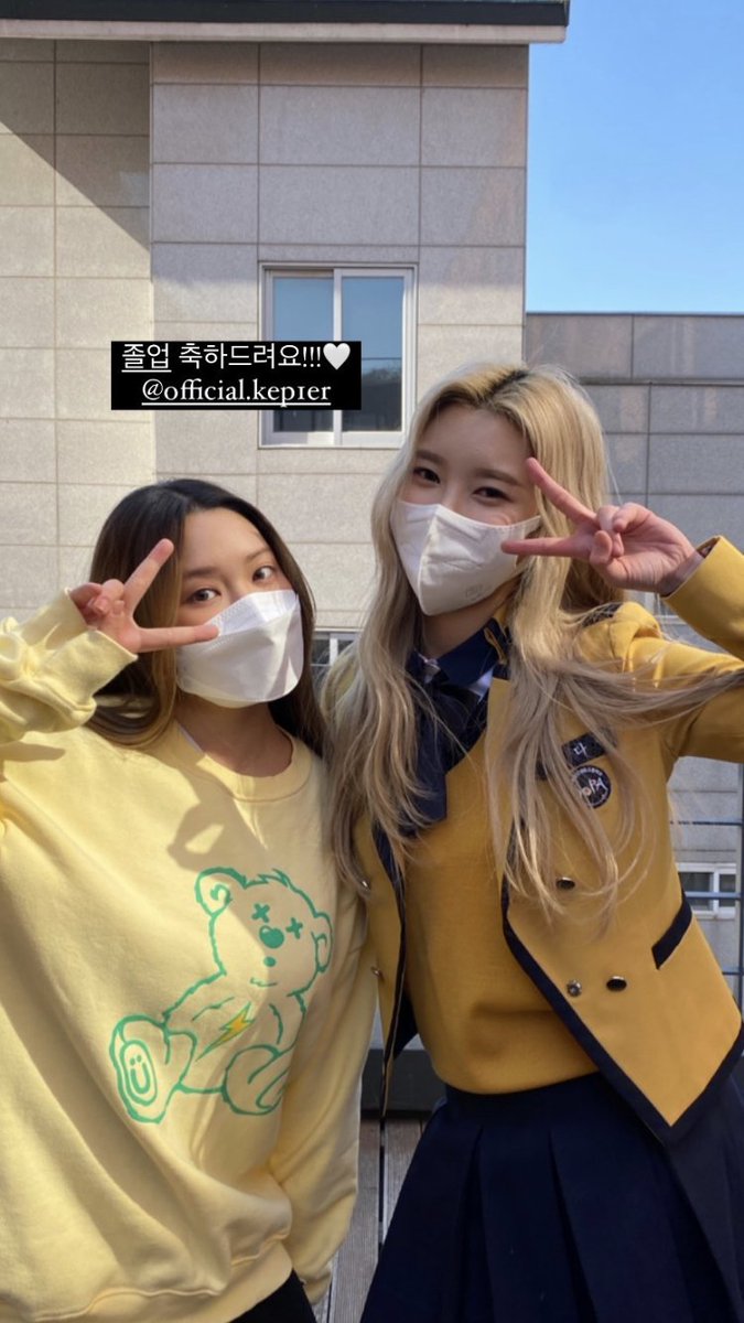 dayeonhours's tweet photo. dayeon with her classmates

#SOPAYEON #HappyGraduationDAYeon https://t.co/7fErjNeGuE