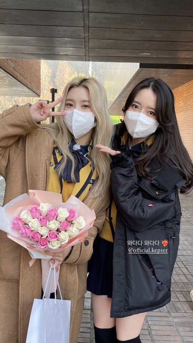 dayeonhours's tweet photo. dayeon with her classmates

#SOPAYEON #HappyGraduationDAYeon https://t.co/c3kOUQ3kiP