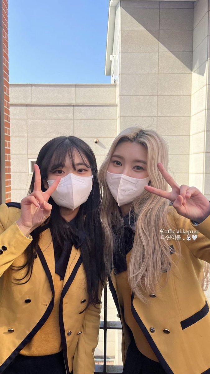 dayeonhours's tweet photo. dayeon with her classmates

#SOPAYEON #HappyGraduationDAYeon https://t.co/JgzT6qOMf4
