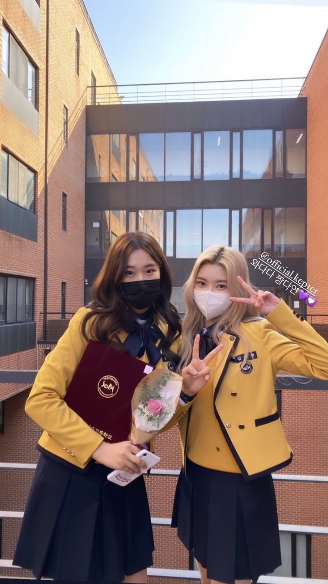 dayeonhours's tweet photo. dayeon with her classmates

#SOPAYEON #HappyGraduationDAYeon https://t.co/S8nF5t7FPq