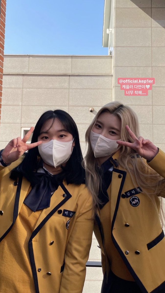 dayeonhours's tweet photo. dayeon with her classmates

#SOPAYEON #HappyGraduationDAYeon https://t.co/JgzT6qOMf4