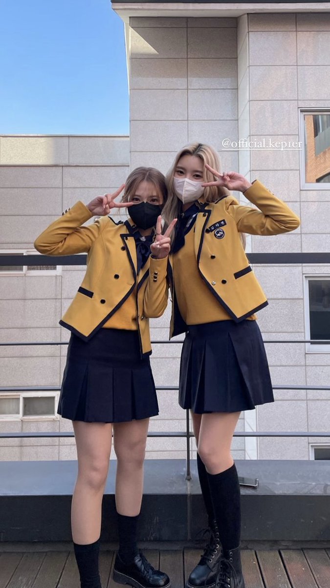 dayeonhours's tweet photo. dayeon with her classmates

#SOPAYEON #HappyGraduationDAYeon https://t.co/Wzwwq2FUNu