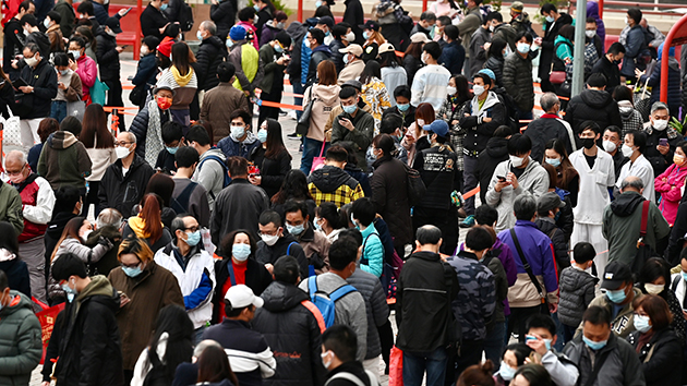 港區省級政協委員聯誼會10日向全港市民發公開信，支持特區政府「全力抗疫」嘅抗疫策略，批評少部分人企圖放棄抵抗，繳械投降，「與病毒共存」嘅講法，認為持此觀點嘅人冇用長遠眼光。呼吁市民配合政府各項防疫舉措，盡快接種新冠疫苗，積極配合使用「疫苗通行證」，非必要唔外出，減少人員聚集和流動。