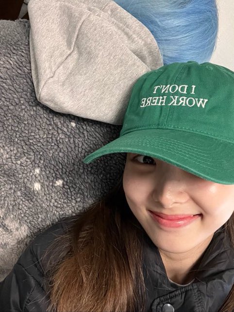 Iuvlymomo's tweet photo. the thing about nayeon is she’s gonna reveal her members’ hair https://t.co/xHxMppkVdQ