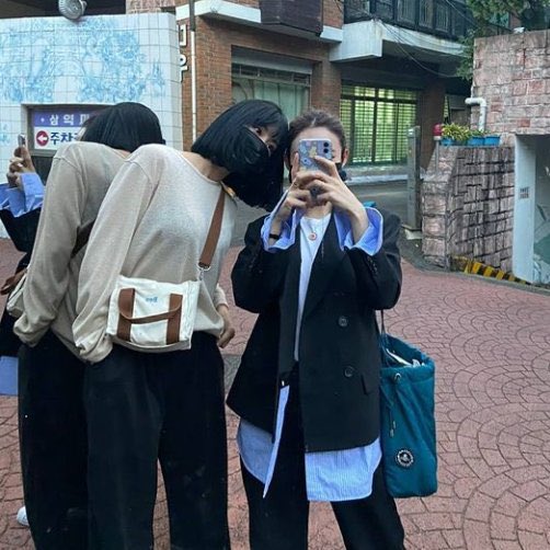 Iuvlymomo's tweet photo. the thing about nayeon is she’s gonna reveal her members’ hair https://t.co/xHxMppkVdQ