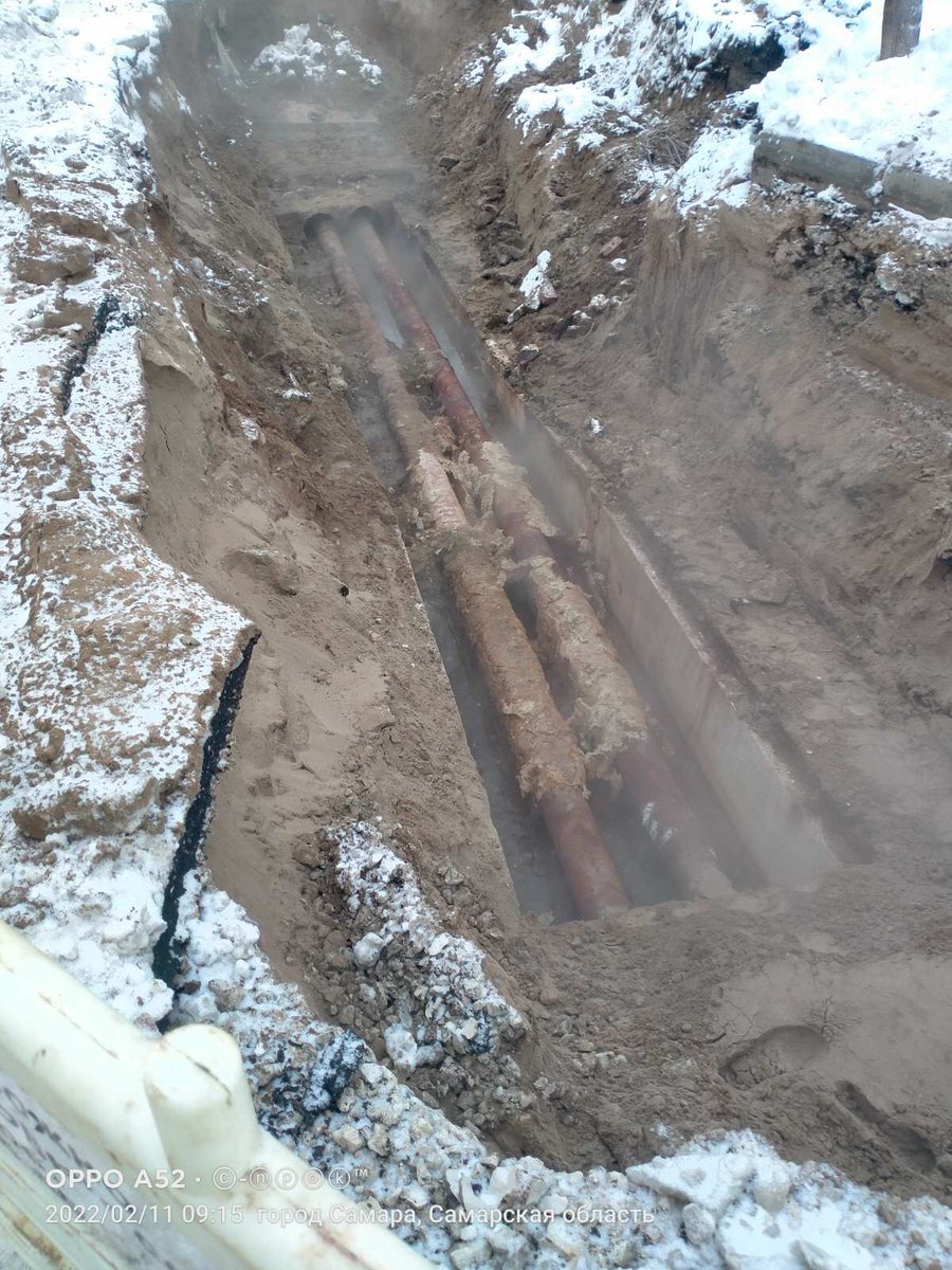 Прошло пара лет. Пока УК боролась с последствиями аварии, буквально всем чем возможно закрывая выход пара в подвал, ПТС не торопилось. Ну что б уж совсем трубы постоянно находящиеся в воде сгнили.
Владельцу труб видимо на это плевать. Верно?