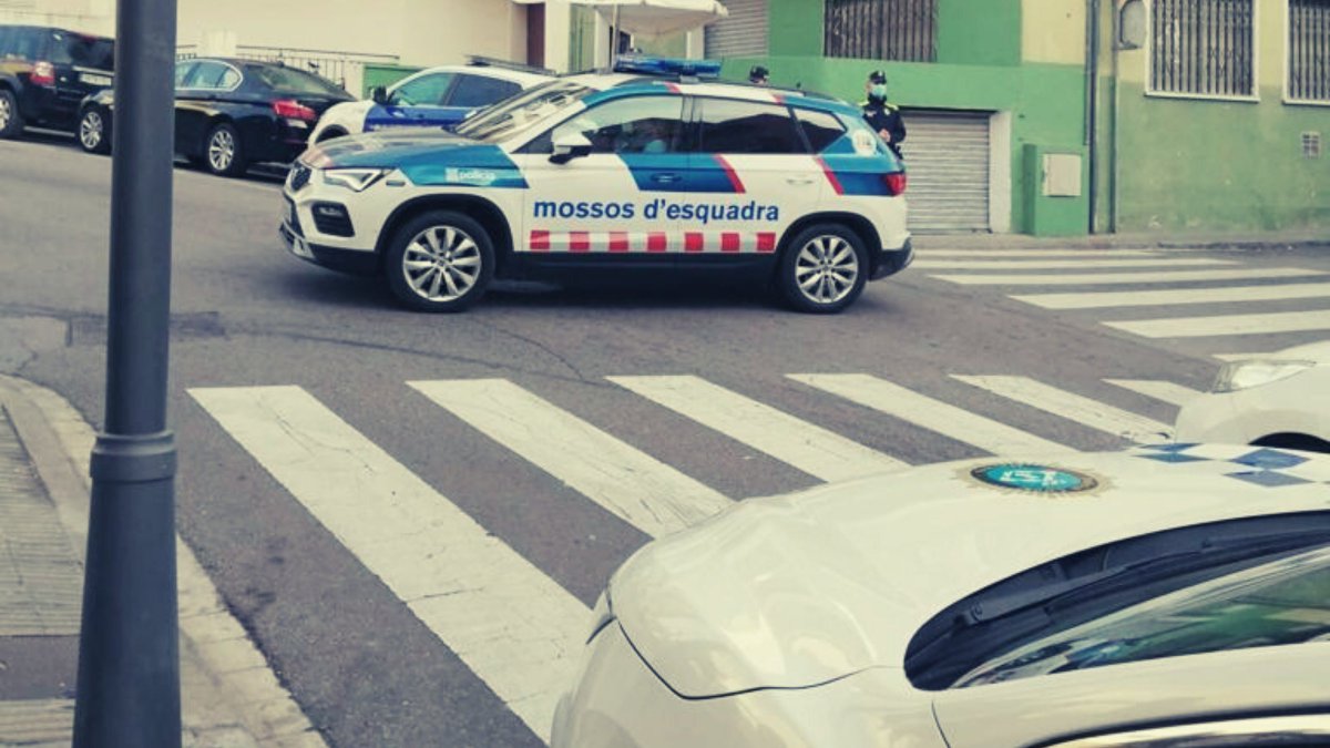 DBotePaz's tweet photo. Nuevo operativo policial conjunto de @PoliciaMataro, @mossos y @policia en un inmueble ocupado del barrio de Cerdanyola. Hay 4 detenidos por incumplimiento de la Ley de Extranjería #Mataró https://t.co/Z9Jbq70qBl