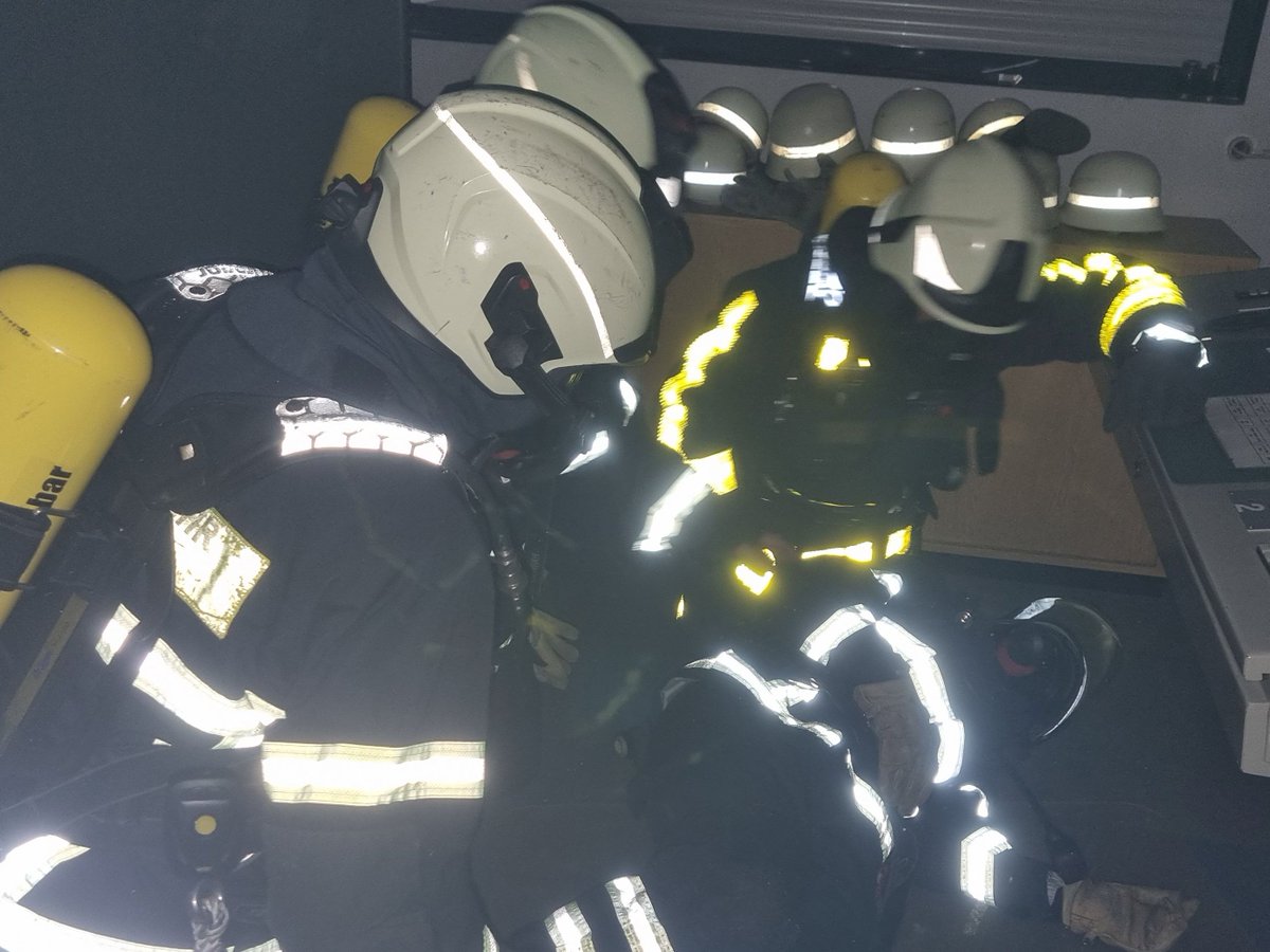 FeuerwehrWitten's tweet photo. In unserer Atemschutzübungsstrecke ist es zu einem angenommenen Atemschutznotfall gekommen, der Sicherheitstrupp ist unterwegs! #fwwit #witten112 #112live #einsatzfürwitten https://t.co/f7iVD3qFhA