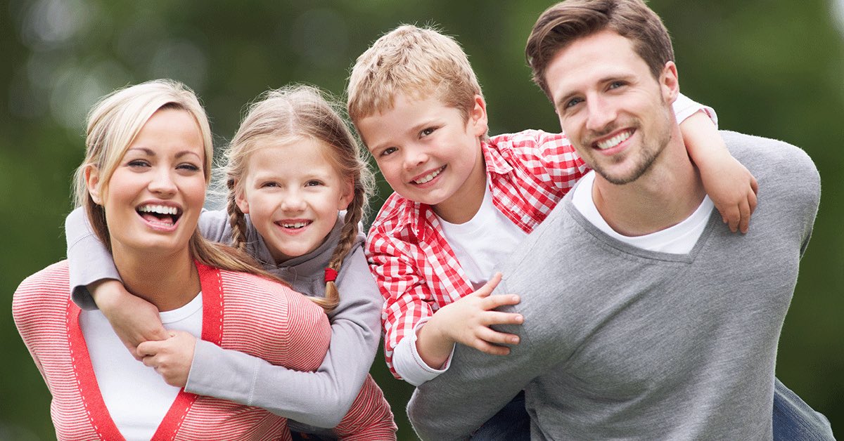 Взрослые и дети такие разные. Тема недели дети и взрослые. Счастливая многодетная семья. Семья на белом фоне. Многодетная семья.