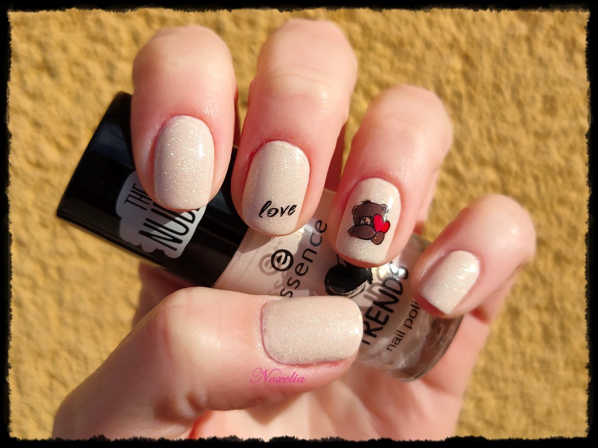 NoxeliaNB's tweet photo. Hola! Segunda opción de manicura para lucir en San Valentin en tono nude con shimmer y diseño de osito. Todos los detalles en mi blog: https://t.co/26m8Rn5H1w https://t.co/pWGgTa6jIq