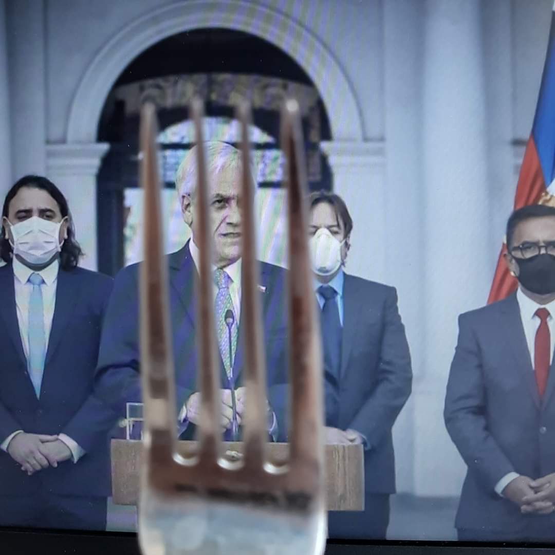 manetrento17's tweet image. Cada vez que Piñera habla en la TV, lo miro a través de un tenedor y me produce una profunda satisfacción y paz interior.