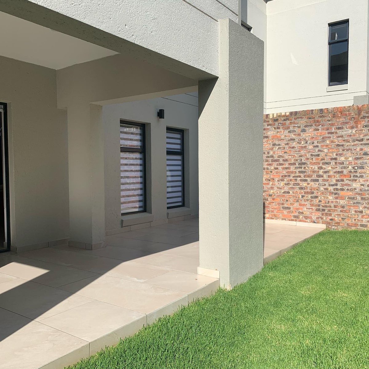 gauteng_propp's tweet photo. 4 Bed, 3.5 bath Modern Luxury duplex Available from 1 March - Kyalami
Rental: R25000 | Wifi and dstv ready, incl. zebra blinds, glass wine cooler &amp; 2 garages.
Call/whatsapp: +27 (65) 929-5098
Email: lidamedia1@gmail.com
Link for more info: 
https://t.co/7fnUMC9tW9 https://t.co/BWo672Nlvu