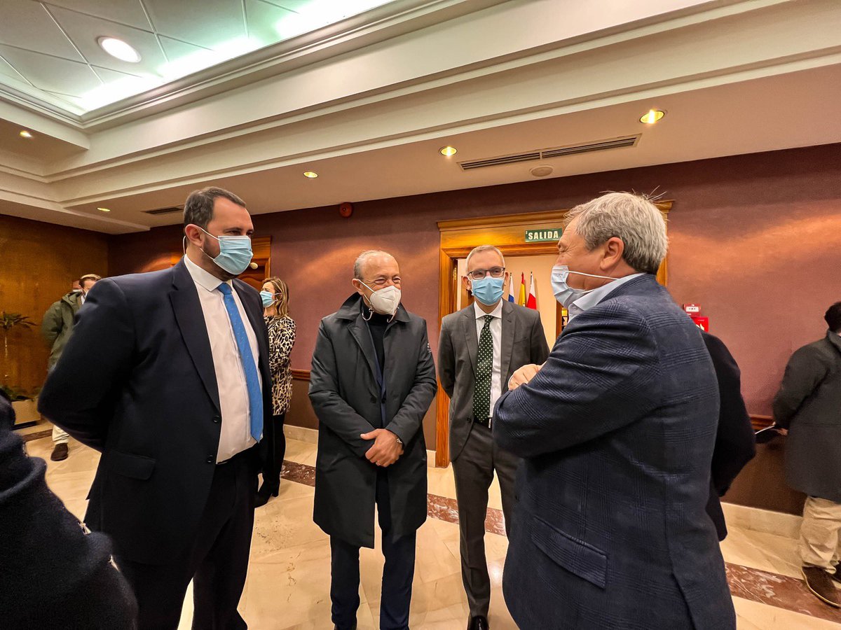 La digitalización es clave para transformar los sectores productivos. Invertiremos 550.000 💶 para llevar la banda ancha a todos los rincones de #Cantabria y otros 500.000 para llevar conexión ultrarrápida a los polígonos. Gracias a <a href="/Telefonica/">Telefónica</a> por este ágora. #CantabriaenDigital