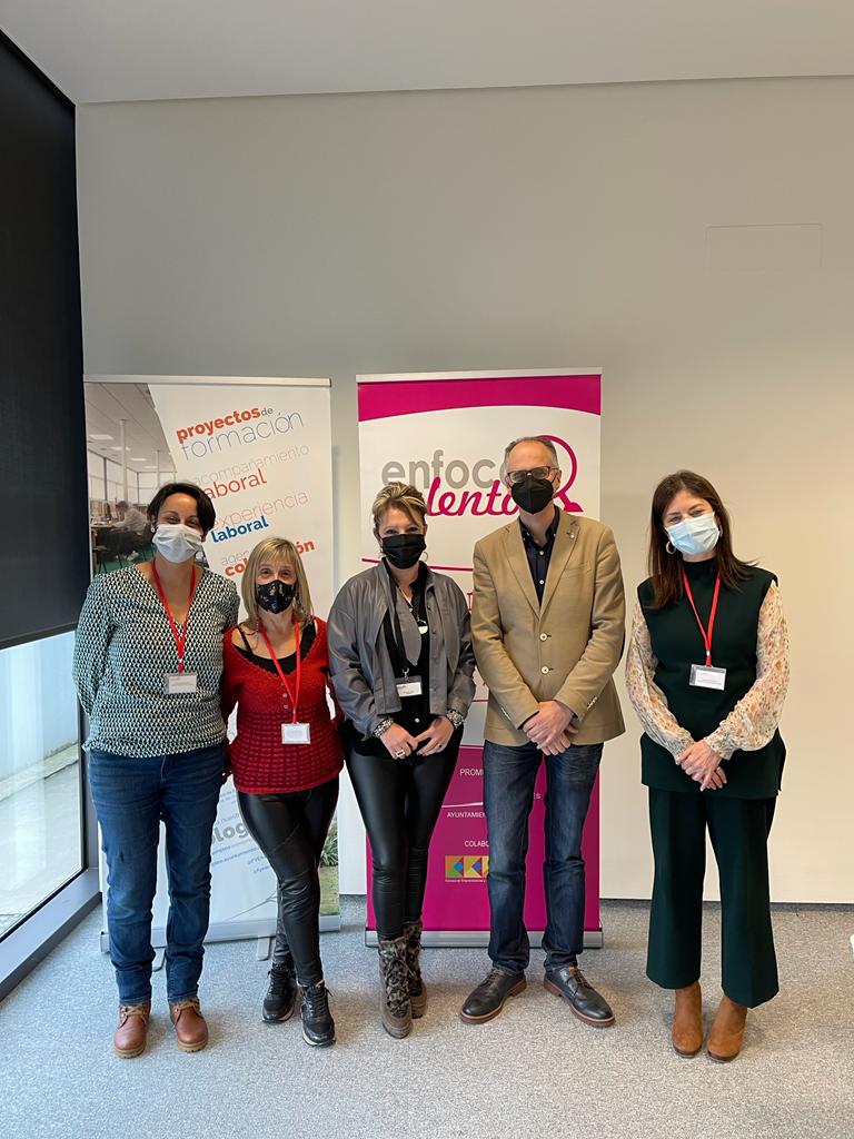 Fundae_es's tweet photo. Hoy #DiaDeLaMujeryLaNinaEnLaCiencia ponemos el foco en #EnfocaTalento. Desde 2016 el @AytoAviles, empresarias y directivas asturianas mentorizan a grupos de mujeres hacia el empleo, Hoy junto a J.Carlos Guerrero, concejal formación y empleo y nuestro #CT https://t.co/1FM02Bt0ti https://t.co/X7dw6Yghyx