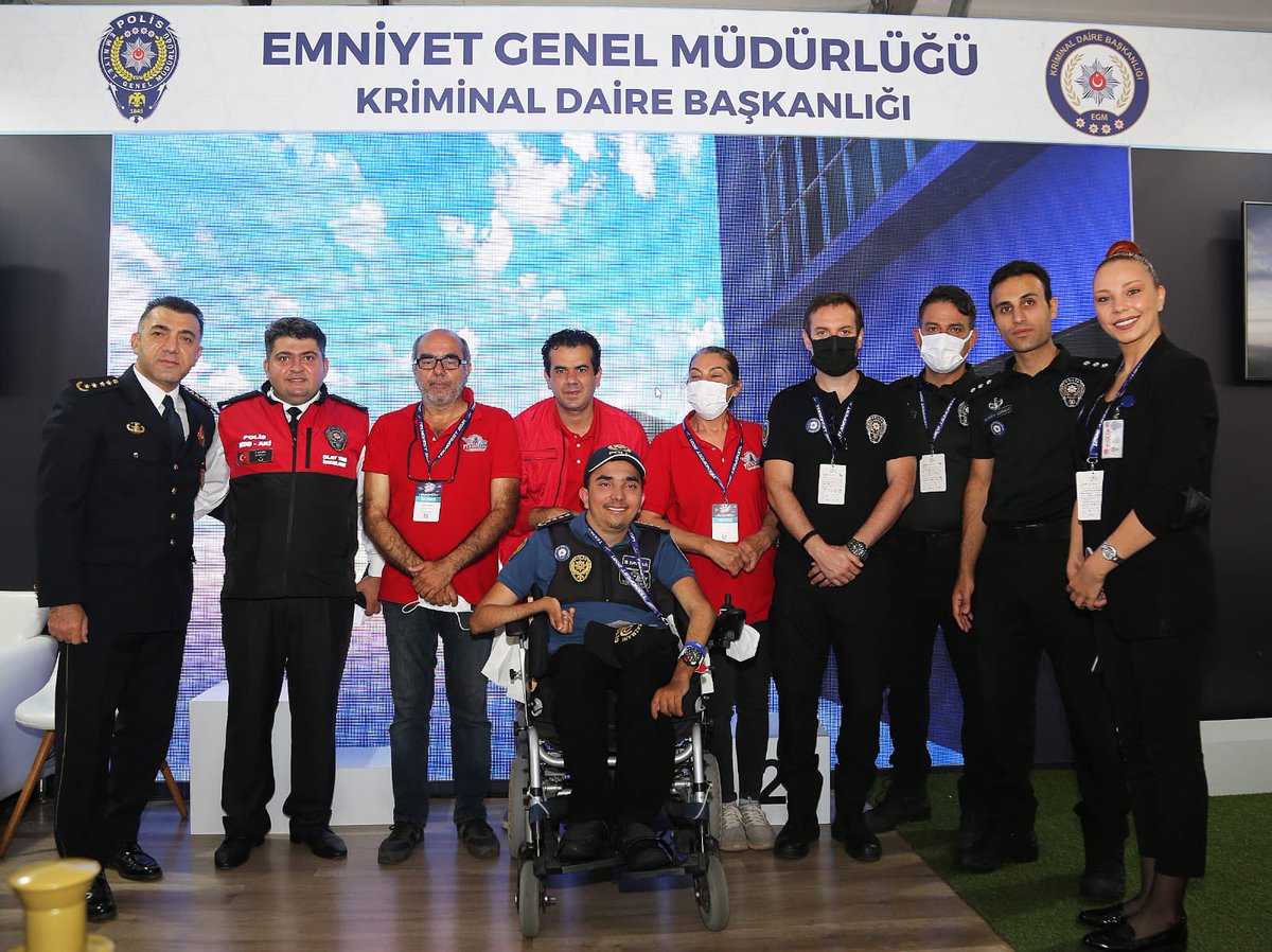kriminal_egm's tweet photo. Geçtiğimiz aylarda Sayın Bakanımız @suleymansoylu ve Sayın Genel Müdürümüz @mehmetaktasgm ‘ın katılımı ile gerçekleştirilen Teknofest 2021 Fuarında, Başkanlığımız tarafından sürdürülen projelerin tanıtımı yapılmış, faaliyetlerimiz vatandaşlarımız tarafından yoğun ilgi görmüştür. https://t.co/8YZjgBenxY