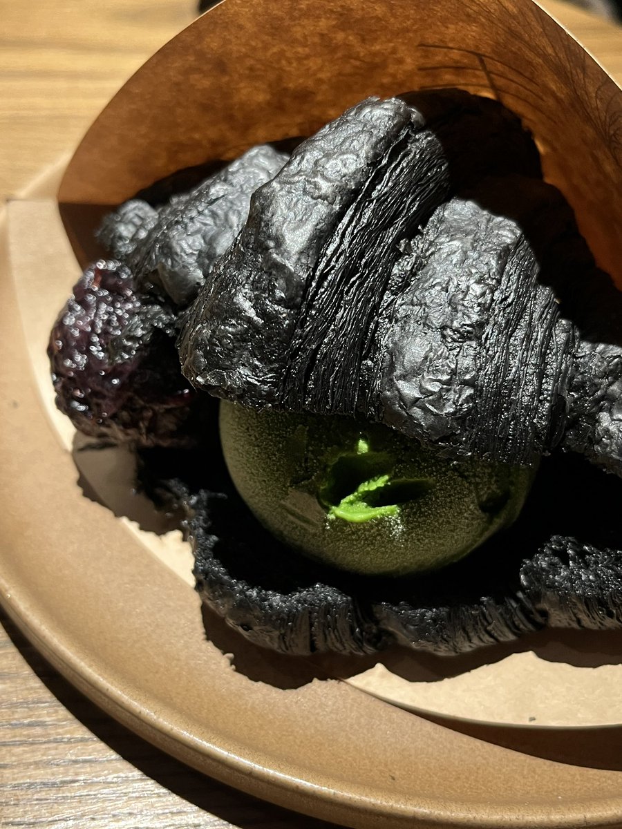 sundaeboyyy's tweet photo. Qraft อีกหนึ่งร้านจากเครือ peace ชาเขียวที่โคดเข้มข้น ตัวนี้คือ croissant ถ่านทานคู่กับข้าวเหนียวมูลพร้อมกับไอศกรีมชาเขียวเข้มข้นจัดๆ ทางร้านแนะนำให้ทาน
แบบกัดฟีลเบอร์เกอร์คืออร่อยจัด จากในภาพที่มีรอยแหว่งคือเผลอกินก่อนถ่าย! 
@aroii @kin24hrs @Review_Thailand @ReviewAroii https://t.co/9Wtn4I2BT1