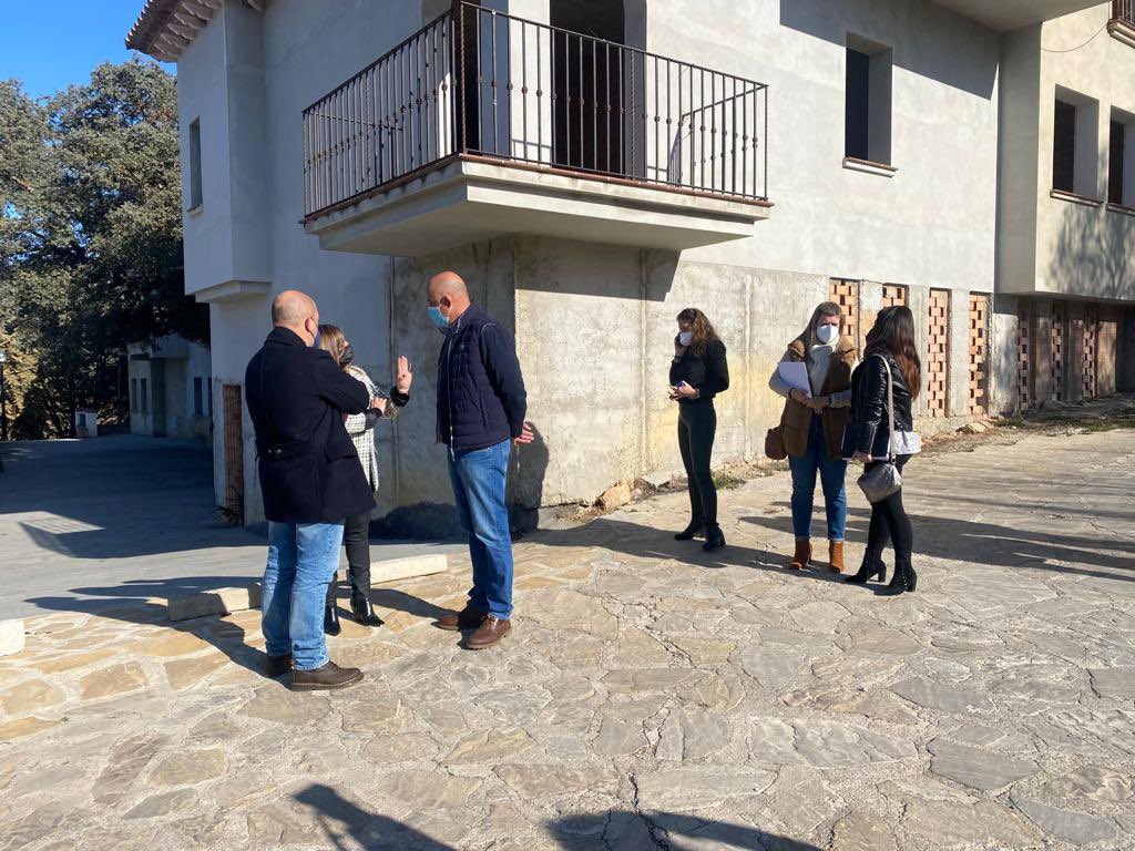 Visita de la Presidenta de la <a href="/diputacioncadiz/">Diputación de Cádiz</a> donde se ha tratado varios temas, en especial el estado de redacción de los proyectos y futuras actuaciones en la mejora de acceso peatonal al recinto desde la carretera,  sí como la deseada ampliación y finalización del hotel.