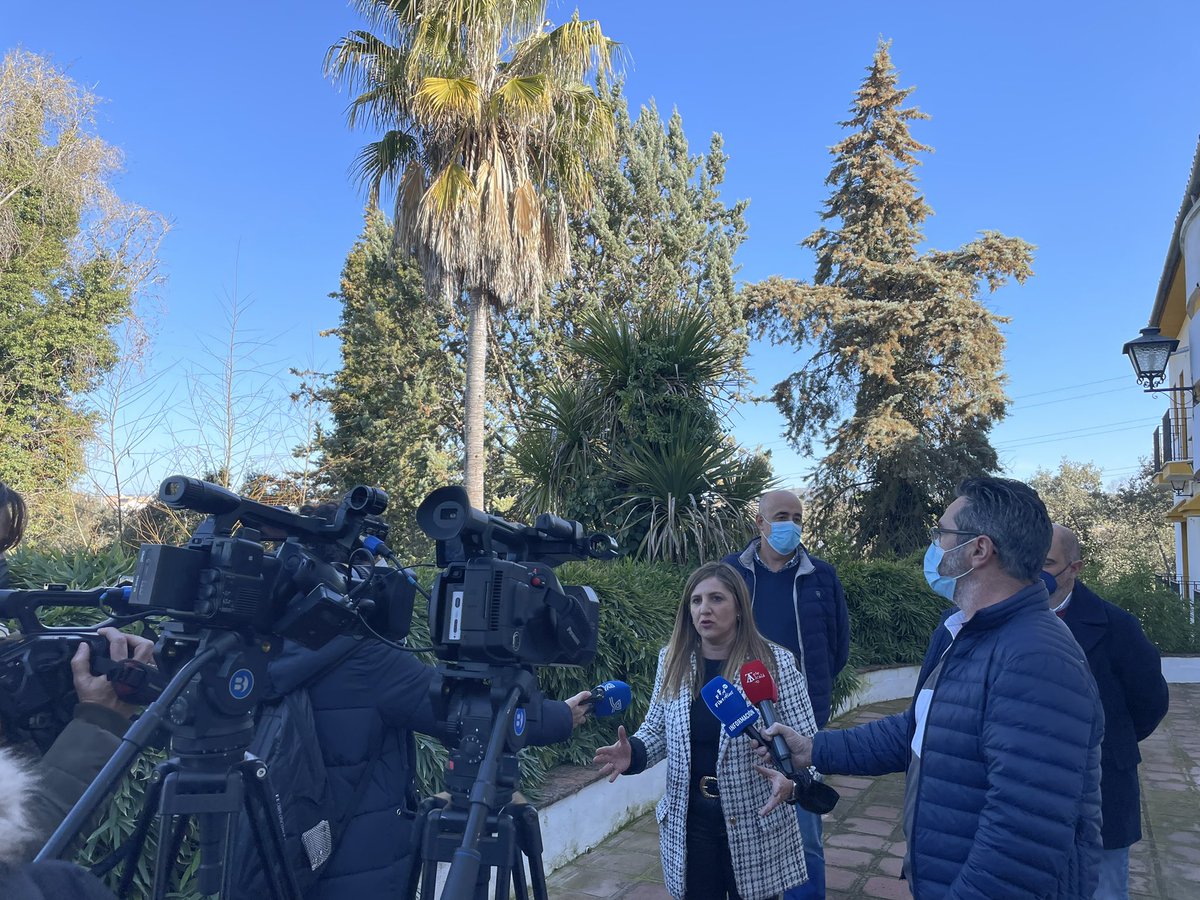 aytodesetenil's tweet photo. Visita de la Presidenta de la @diputacioncadiz donde se ha tratado varios temas, en especial el estado de redacción de los proyectos y futuras actuaciones en la mejora de acceso peatonal al recinto desde la carretera,  sí como la deseada ampliación y finalización del hotel. https://t.co/D1dfW0bqUB