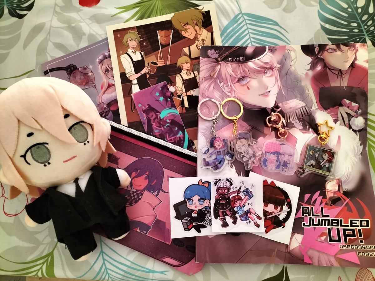 draws_al's tweet image. It's all finally here!
The @jumbled_a has finally arrived to Spain!

I'm so happy to have them here and everything looks so good! So happy! ✨