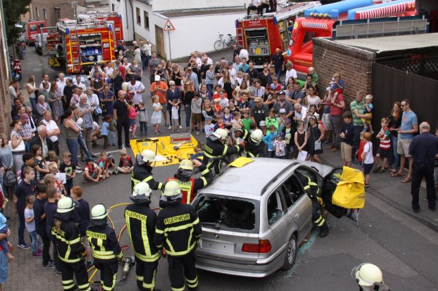 FFAlfter's tweet photo. +++11.2. Tag des Notrufs – Einblicke in den Alltag der Freiwilligen Feuerwehr Alfter+++ Ein Foto aus alten Zeiten...Wir hoffen sehr, dass wir euch ganz bald wieder an einem Tag der offenen Tür in unseren Gerätehäusern wiedersehen! #FFAlfter #112live #Ehrenamt #Alfter112 https://t.co/5Si40PRbC3