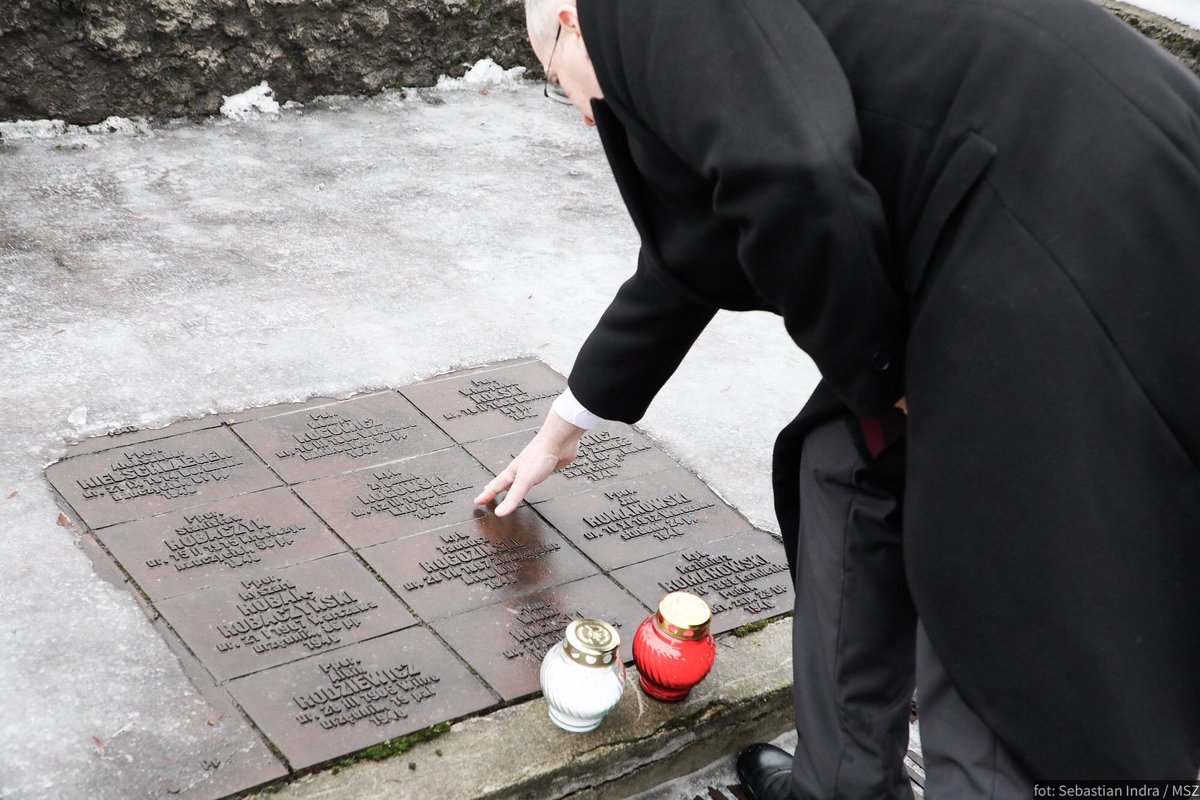 Cmentarz w charkowskich Piatichatkach. Tu spoczywają zamordowani jeńcy ze Starobielska. wśród nich kapitan Zygmunt Rogowski-dziadek ministra <a href="/RauZbigniew/">Zbigniew Rau</a>                      Stalinowska zbrodnia nie pozwoliła im się poznać. Dziś symbolicznie spotkali się po raz pierwszy.