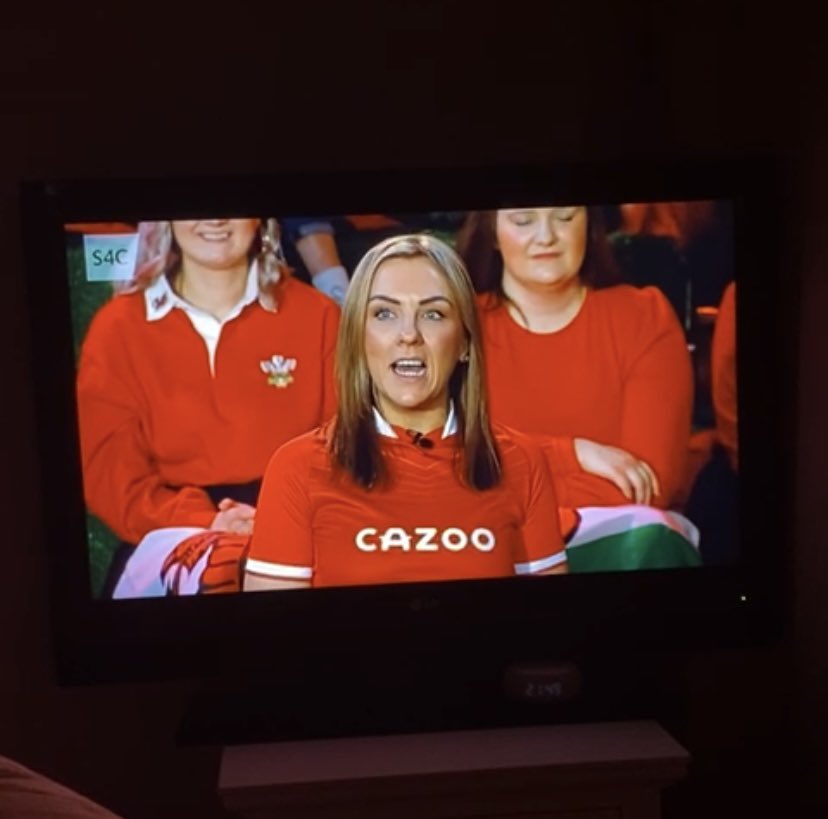 LisaFrancis10's tweet photo. Lush to take part in #jonathan last night on @S4C gyda @JiffyRugby @Sarraelgan a @Nigelrefowens Viral for being in the way. Diolch bawb, ges i amser wych! 🏉🏴󠁧󠁢󠁷󠁬󠁳󠁿 https://t.co/0o6yDfvNR2