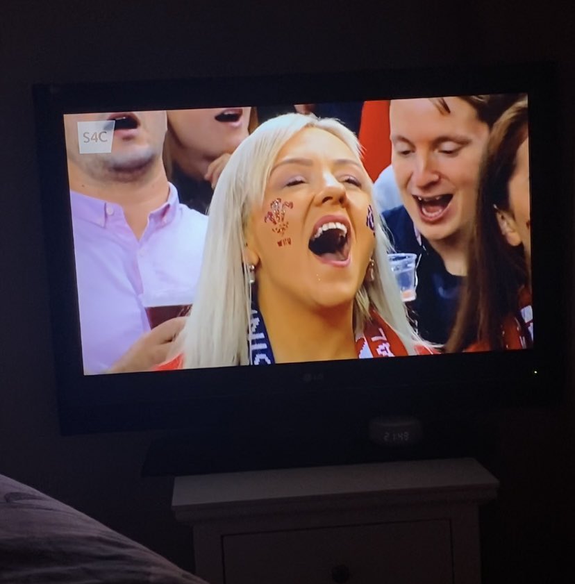 LisaFrancis10's tweet photo. Lush to take part in #jonathan last night on @S4C gyda @JiffyRugby @Sarraelgan a @Nigelrefowens Viral for being in the way. Diolch bawb, ges i amser wych! 🏉🏴󠁧󠁢󠁷󠁬󠁳󠁿 https://t.co/0o6yDfvNR2
