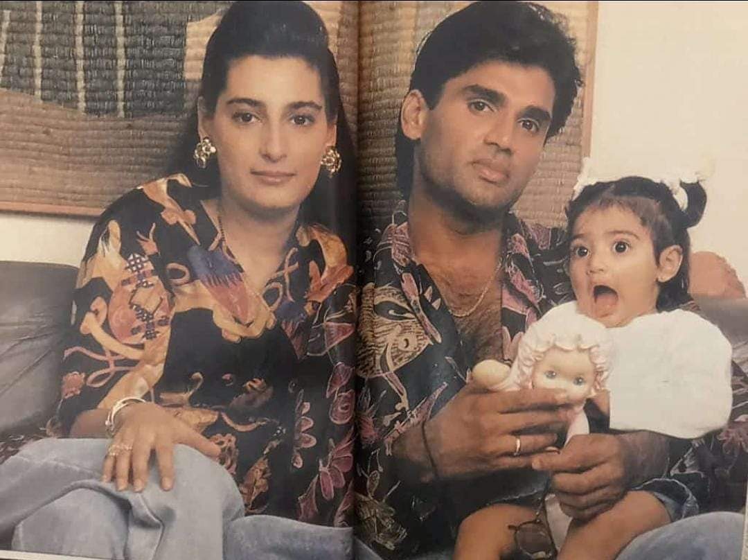 DilipVe97197170's tweet photo. #thorback pictures ..🥰❤
#sunilshetty and baby #Athiya are such cute posers!
@SunielVShetty sir
#Manashetty mam
Big fan from #indore https://t.co/4ZcO0Gg6a4