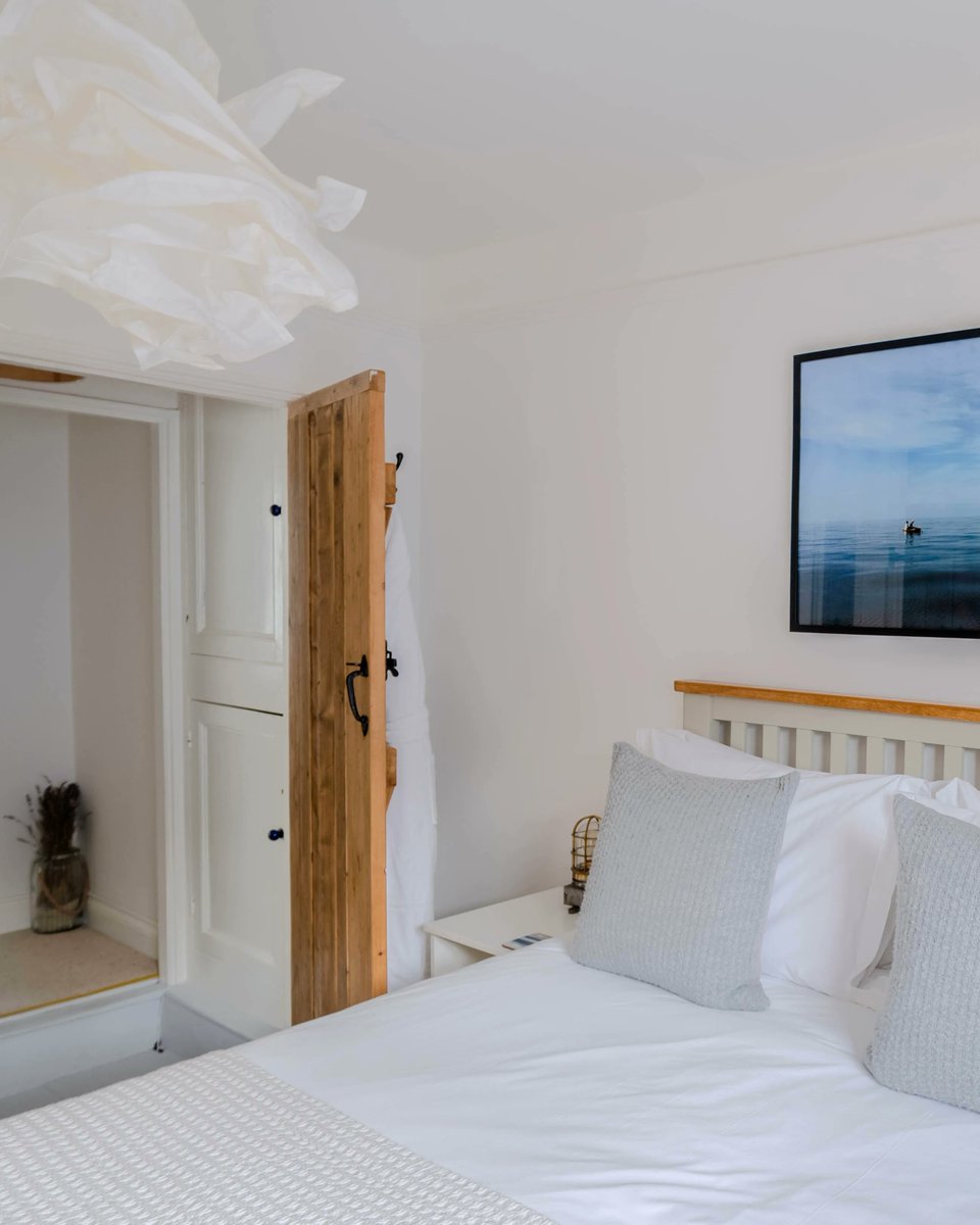 Spring is in the air at Coxswain's Cottage, a 3-storey bolthole in the heart of the artistic town of St Ives. Step off the bustling street and you’ll discover a stylish sanctum of exposed stone walls. Available in March and April, tap the link to book: bit.ly/coxswains_cott…