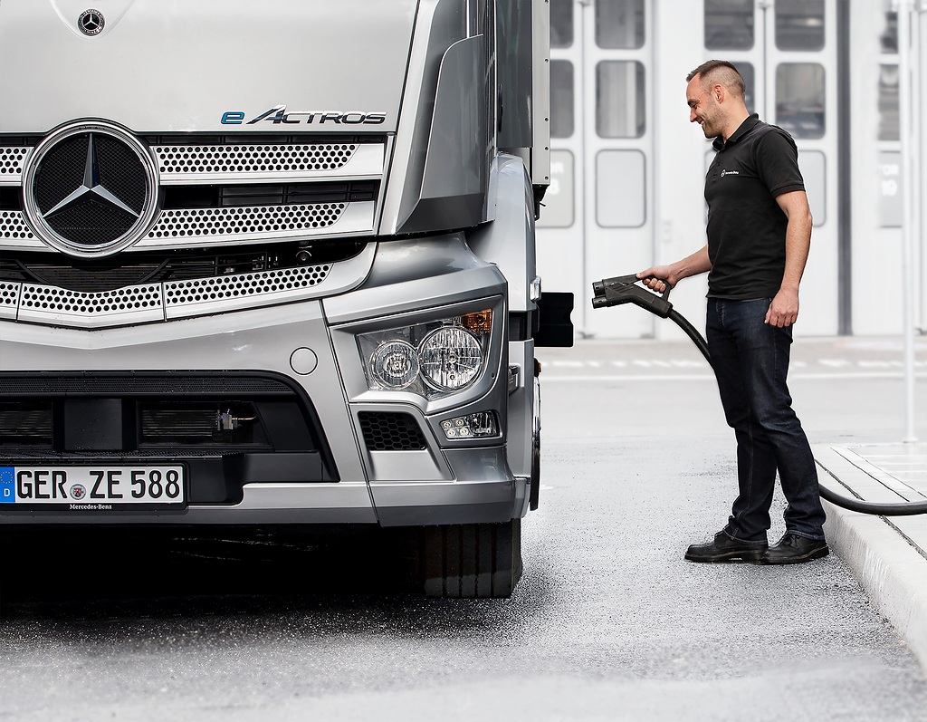 GerdKebschull's tweet image. Ladepark für eLKW in Wörth
#Ladepark #Elektromobilität
auto-online-magazin.de/index.php/merc…
@DaimlerTruck @DaimlerTruckBus @elektrokarre @Elektro_Robin @electrodocs @electricfelix @Hamburg397 @Stefan_Hajek @technikblog_ch @ModelX2016 @kkklawitter