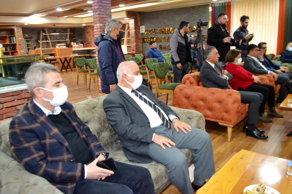 Batman Kent Konseyi Yürütme Kurulu 2022 Şubat ayı Olağan Toplantısını Batman Kent Konseyi Başkanı Abdulkadir DEMİR başkanlığında Batman Eczacılar Odası toplantı salonunda gerçekleştirdi. 

#hepimizinbatmanı 
#sizyoksanızbirkişieksiğiz
#batmankentkonseyi