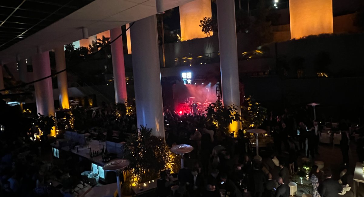 LASEC's tweet image. Thanks to @DIRECTV we were able to award @KidsInSpotlight the DIRECTVxChampionLA Award to further their work in the community. Thank you to Grammy winner @Usher and all guest for kicking off Super Bowl LVI weekend. #LASuperBowlHC #ChampionsShineHere #SBLVI
#ChairmansPartyxDirecTV