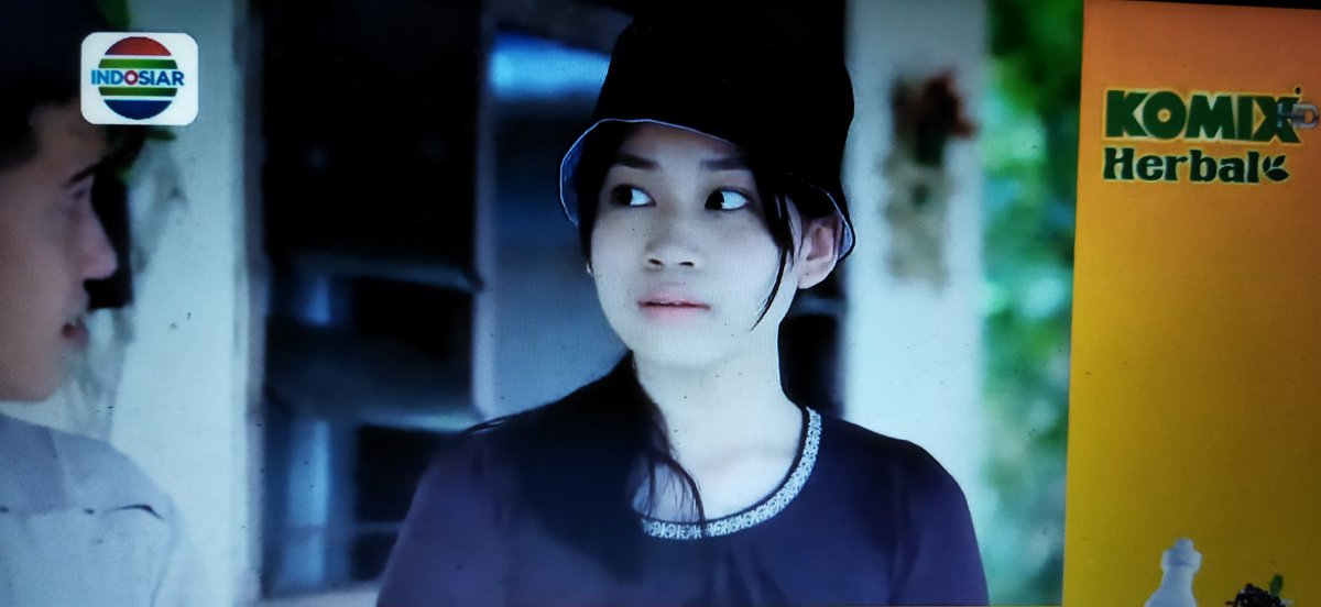 Keren juga adikku ini pakai topi itu. Hehe