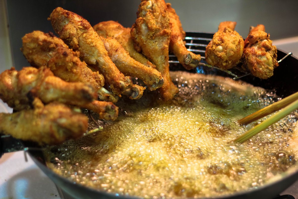 978KazoFM's tweet photo. #Biruga_Omututu Program
10:00am_12:00pm Mon_Fri
with #Arthur
#Health_Issues
Today, we discuss dangers of fried food to human health.
Eating fried foods increases the risk of heart disease, stroke, heart failure & premature death.
Listen online at https://t.co/FeTnoy9X0v https://t.co/vPDCnaN0D0