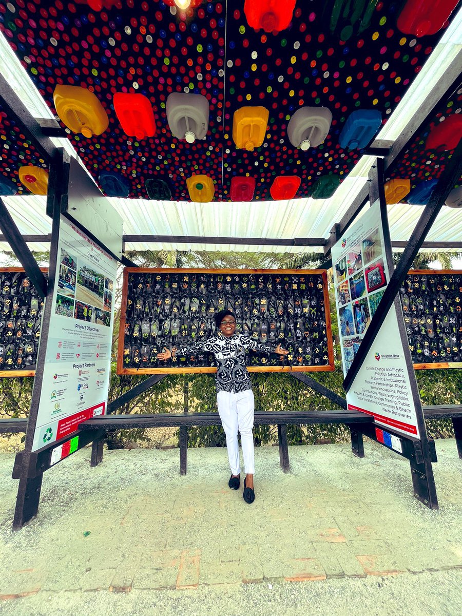 MckingtorchAfri's tweet photo. 24 feet wide. 3 sitting compartments which can sit 16 adults. Solar powered with an option for USB charging pot and radio inside the roof. 700kg of plastic waste recycled. Over 10 women employed along the value chain. #theshelterproject #streetsofAccra @caroline4real https://t.co/Ks8RoDgQbD
