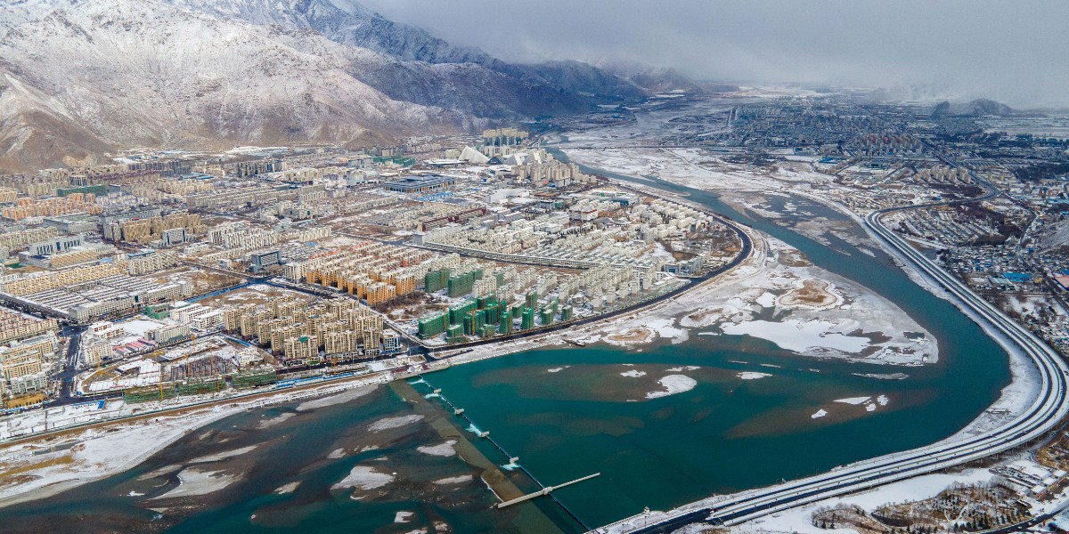 Xizang_Today's tweet photo. The day after the opening ceremony of the @Beijing2022 #WinterOlympics, a snow showers came to #Lhasa, blanketing the capital city of #Tibet autonomous region in powdery whiteness.❄️❄️❄️ Take a look! #Beijing2022 #VisitTibet https://t.co/IF2SH6NH8c