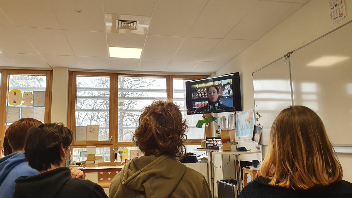 SectionSuedoise's tweet photo. Gymnasieeleverna har läst boken "Stamtavlor" och träffade författaren under ett webbinarium. Varmt tack till @DilsaDSten @BerattarMin för en mycket intressant frågestund. #SectionSuedoise @CasselrydPeo @lyceeinter https://t.co/JaSjjfkTf4