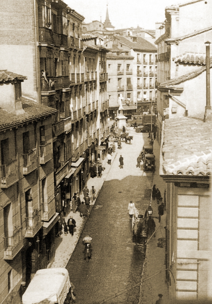 lalibreria's tweet photo. ¡Hoy os saludamos desde un balcón de la Cava Baja! ¡Mucho bullicio y movimiento para ser tan pronto! ¡Buenos días!
Fotografía tomada hacia 1934.
#madrid https://t.co/rEYlSGcNkL