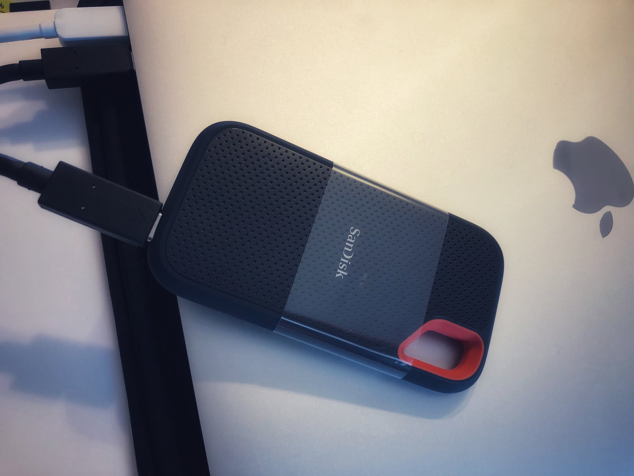 もぐすた 動画編集とyt運営 よくわからず初めて購入した外付けはhddでしたが 少し奮発してこのsandiskっていう Ssdにしてからは外出先ノートパソコンでもサクサク快適に作業できてます ダウンロード時間短縮 編集ソフトのリンク時間短縮で本当に