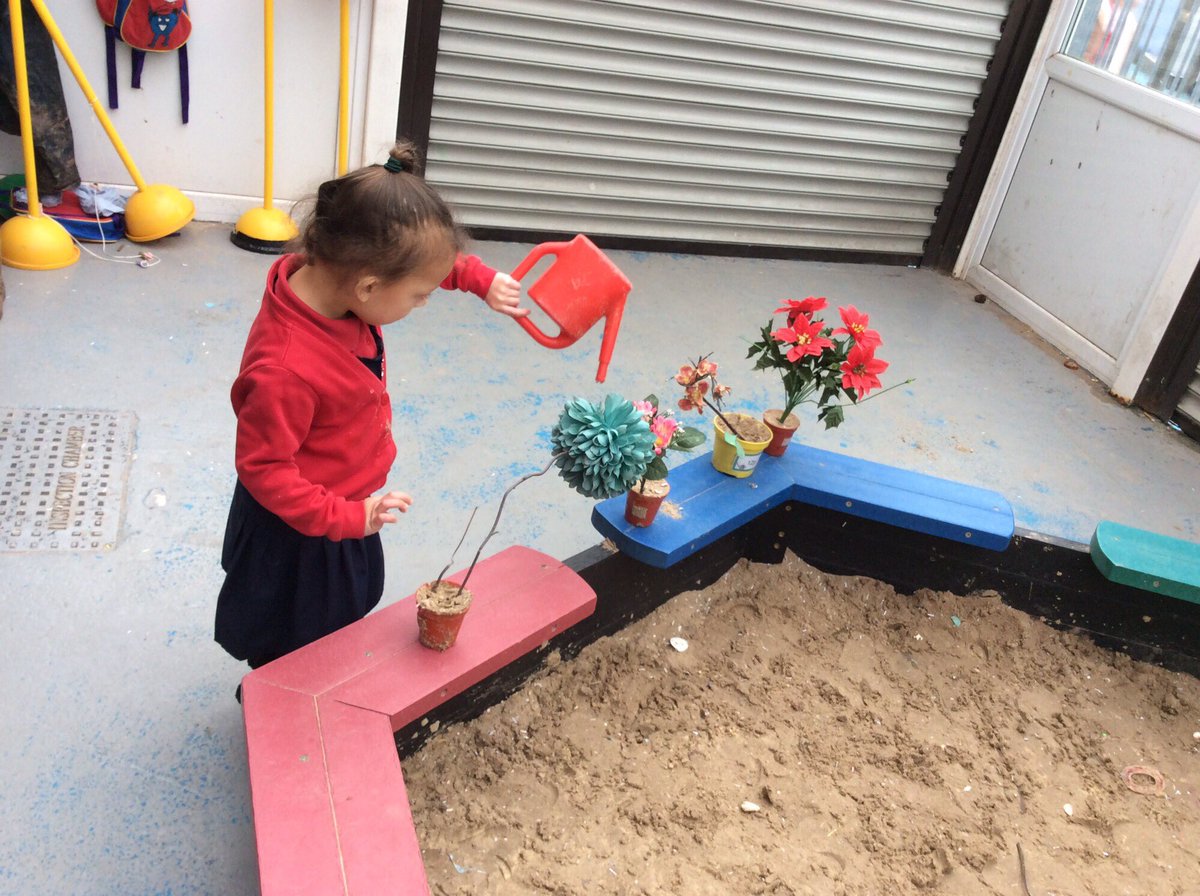 NLHWCPS's tweet photo. “I know, we can plant seeds” I wonder how plants grow best and how do we look after them? @WoodlandsPrima1 https://t.co/7k6i8nXLov