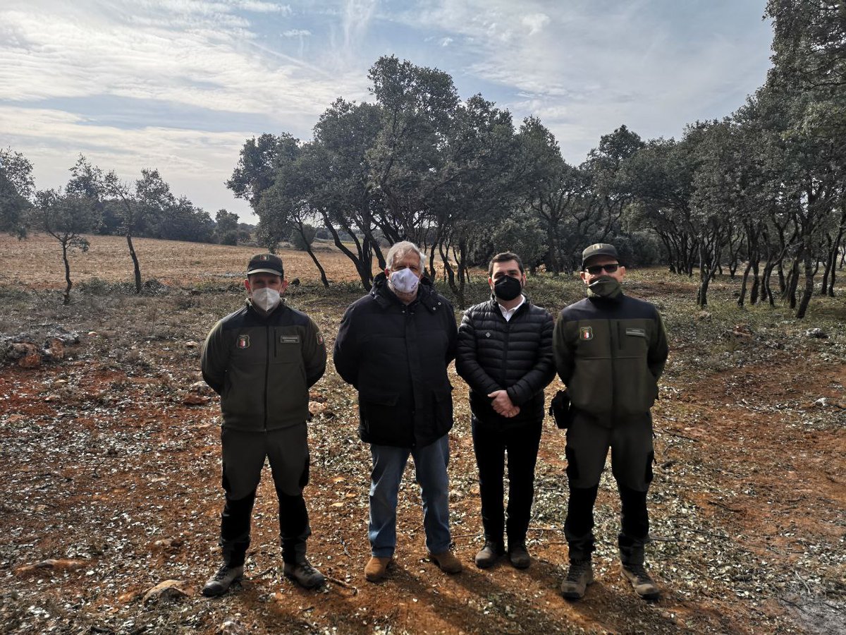AAMM_JCCM's tweet photo. ➡️ Las Vías Pecuarias 🌳🐐 son un patrimonio público de gran valor medioambiental que está protegido por Ley.

➡️ #AAMM han acompañado al Delegado de @DSostenibleCLM en #Guadalajara y al alcalde de #Pastrana para visitar trabajos de mejora en la Cañada Real Soriana Oriental 👇📷 https://t.co/xW0qaHrIBP