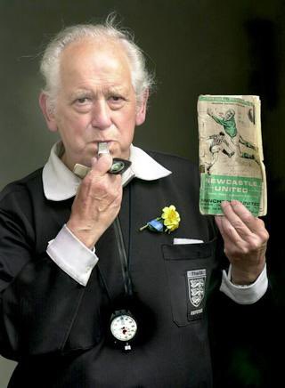 MinsterFootball's tweet image. Our first Friday morning ‘Respect the Ref’ tweet. 

Please feel free to share memories and not hate.

Today, we remember the late, great Lol Cussans. The man to whom a polo mint was as important as his whistle…

@PoloMintUKI @Nestle @NorthRidingFA