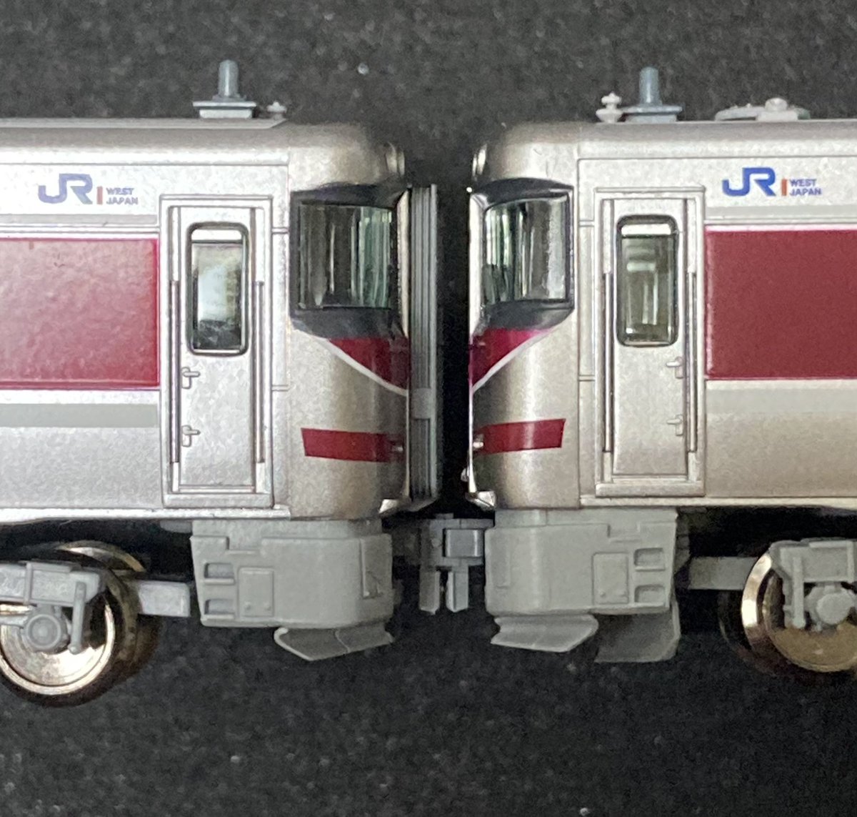 hcd01040's tweet photo. ポポンデッタ #キハ189 
#TNカプラー 化を施工。
先頭部 #JC6339 耐寒電連を1段化
中間部 #0337灰色 
動力車 #JC25 
除雪板 #キハ52用灰色 
を使用。ひとつ取寄せ😭
ボディーのはめ込みが硬く、キズが数カ所入りました…😭
車内灯を付ける構造なのだから、もう少し緩めにして欲しかった。 https://t.co/KnQDHL17Fp