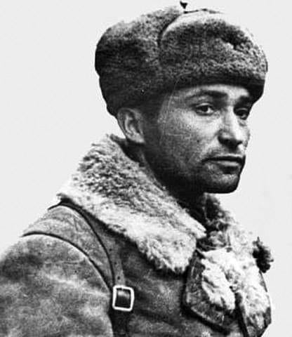 b_bratstvoBron's tweet photo. Александр Васильевич Чапаев был старшим сыном легендарного начдива времён Гражданской войны. Родился он ещё до первой мировой – в 1910 году, и когда ему исполнилось четыре года, Чапаева-старшего забрали на фронт, и больше Александр отца практически и не видел. https://t.co/EvHdnUUZFk