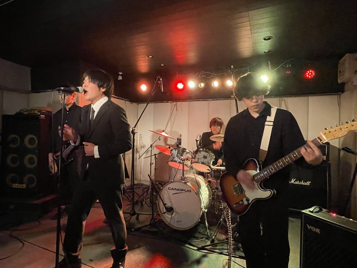 ScramblesC's tweet photo. ここからは、前回のMVPを獲得したバンドの演奏です！
『KMOH』のみなさん！かっこいいです🔥

#SMC発表ライブ
#スクランブルズミュージックカレッジ https://t.co/G0SpRGD2IC