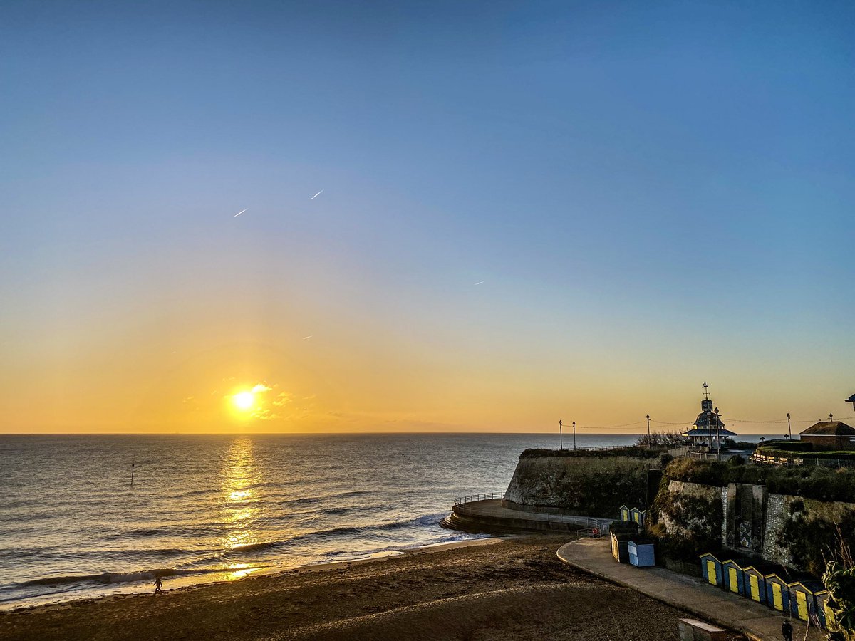 Good morning from #Broadstairs #thanet #kent #uk <a href="/itvmeridian/">ITV News Meridian</a> <a href="/HollyJGreen/">Holly Green - Weather Presenter</a> <a href="/PhilippaDrewITV/">Philippa Drew</a> <a href="/coastmag/">Coast Magazine UK</a> <a href="/StormHour/">#StormHour</a> <a href="/ChrisPage90/">Chris Page - Weatherman</a> <a href="/WeatherAisling/">Aisling Creevey</a> <a href="/EnglandCoastal/">King Charles III England Coast Path</a> <a href="/broadstairsarah/">stone bay kiosk 💙</a> <a href="/VisitKent/">Visit Kent</a> <a href="/VisitSEEngland/">Visit South East England</a> <a href="/metoffice/">Met Office</a> <a href="/manalilukha/">Manali Lukha</a> <a href="/AmandaPiperITV/">AmandaPiperITV</a> <a href="/AP_Magazine/">Amateur Photographer</a> <a href="/IsleThanetNews/">Isle of Thanet News</a>