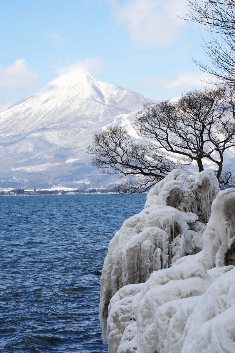 asaka_no's tweet photo. 斎藤あんにゃが言うほど雪降らなかったので今日は猪苗代湖へドライブ。馬刺しを食べてしぶき氷に白鳥を見てカフェでレアチーズケーキを頂いて来た。天気もまずまず暖かくていい一日だった。
#猪苗代
#猪苗代湖
#白鳥
#長浜
#大久保商店
#cafe217
#空ネット https://t.co/O24fplY8n4