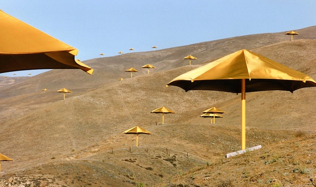 "The umbrellas"
California (1991)
Christo + Jeanne Cloude.
#Art #ViernesDeArte 
#ArtLovers #LandArt #Arte